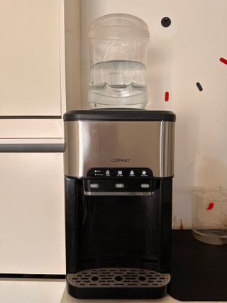 Dispensador Agua con Máquina Hielo