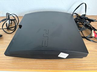 PS3 Slim 320GB Negra COMO NUEVA (usada 4 veces)