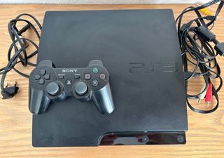 PS3 Slim 320GB Negra COMO NUEVA (usada 4 veces)