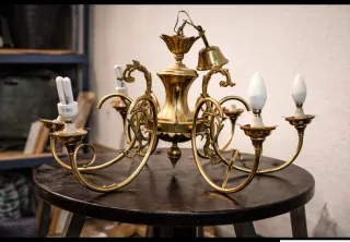 Lampara antigua metal dorado con adornos bronce