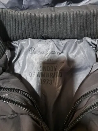 Chaqueta de plumas negra con capucha