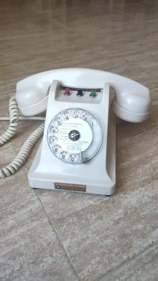 Teléfono antiguo Ericsson 4411A baquelita blanco
