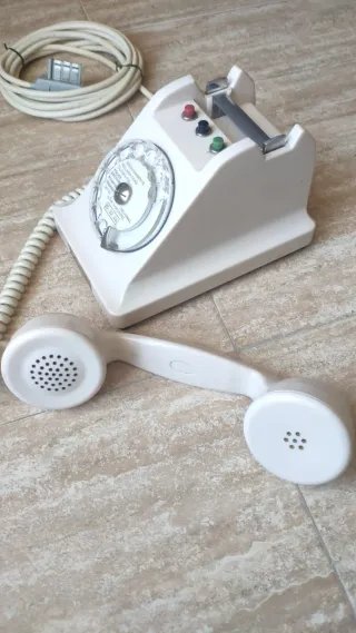Teléfono antiguo Ericsson 4411A baquelita blanco