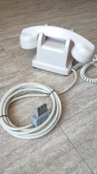 Teléfono antiguo Ericsson 4411A baquelita blanco
