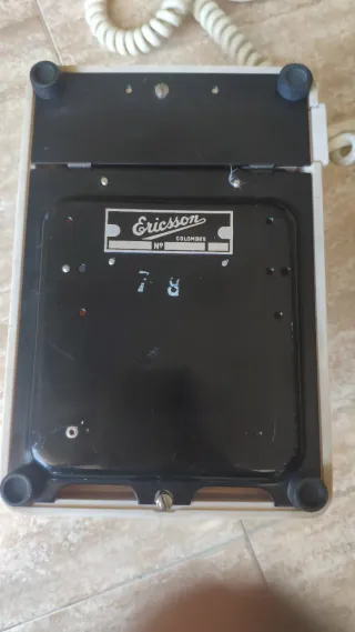 Teléfono antiguo Ericsson 4411A baquelita blanco