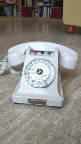 Teléfono antiguo Ericsson 4411A baquelita blanco