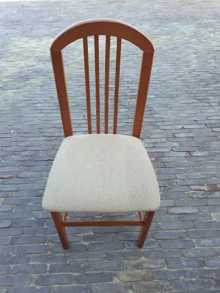 Silla de madera con asiento de tela