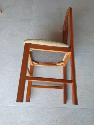 Silla de madera con asiento de tela