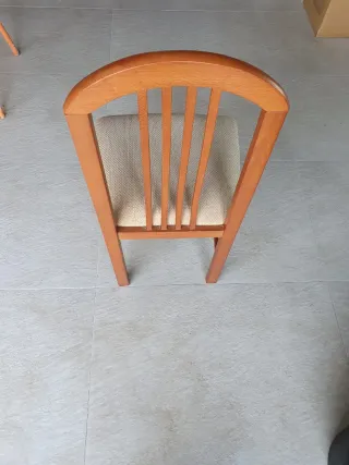 Silla de madera con asiento de tela