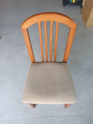 Silla de madera con asiento de tela