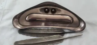 Escribanía con plumas