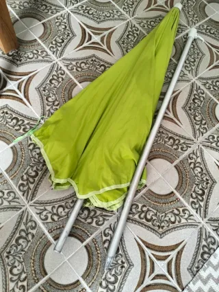 Sombrilla de playa verde