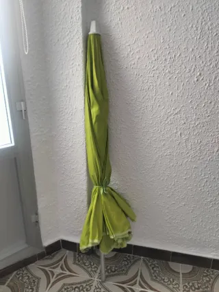 Sombrilla de playa verde