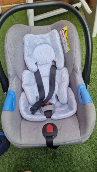 Silla de coche para bebé gris