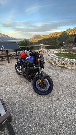 Yamaha MT-07 (CON EXTRAS)