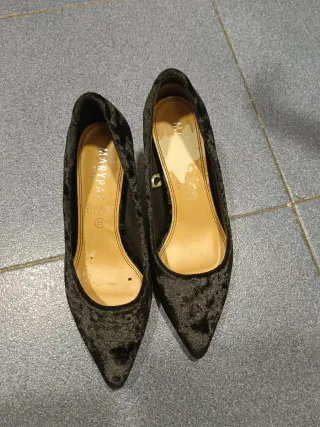 Zapatos de tacón negros de terciopelo