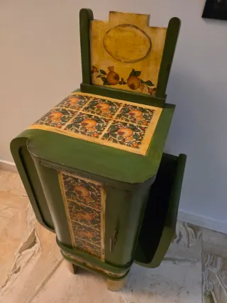 Comodino anni '40 con dècoupage