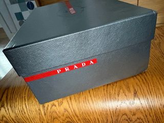 Zapatillas Prada Negras y Rojas