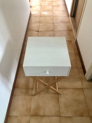 Mesa auxiliar blanca con patas de madera