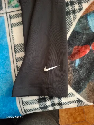 Felpa The North Face nera e pinocchietto Nike TG s