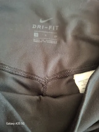 Felpa The North Face nera e pinocchietto Nike TG s