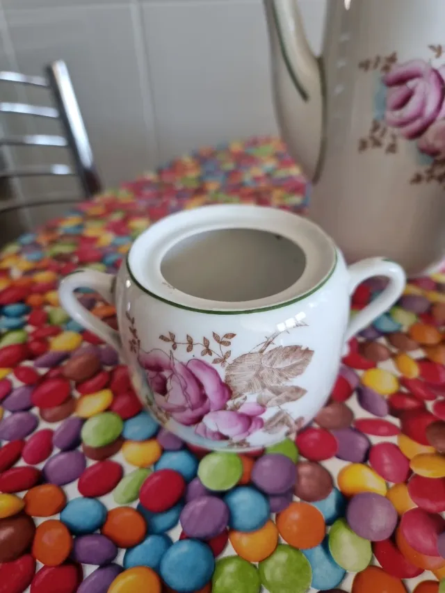 Conjunto de porcelana con flores