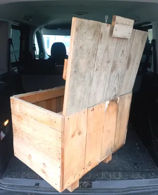 Lote: Mesa de Jardín cristal y Baúl madera- Nuevos