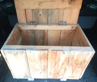 Lote: Mesa de Jardín cristal y Baúl madera- Nuevos