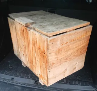 Lote: Mesa de Jardín cristal y Baúl madera- Nuevos