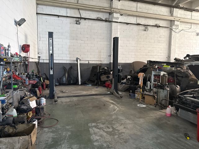 Lote de vehículos y pabellon de 1000m