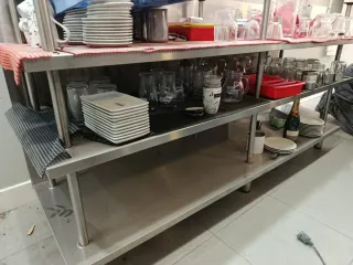 Mueble bajo encimera de metal y cristal