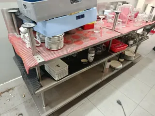 Mueble bajo encimera de metal y cristal