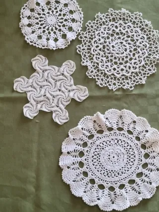 Set 4 Centrini Uncinetto Bianchi