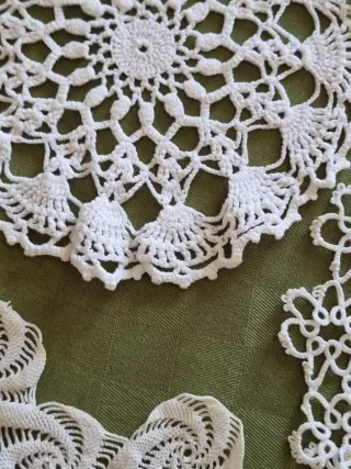 Set 4 Centrini Uncinetto Bianchi