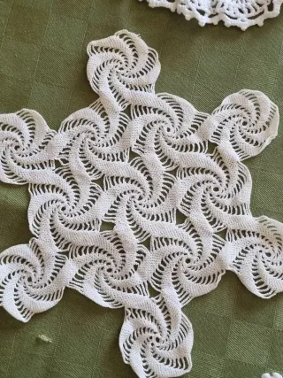 Set 4 Centrini Uncinetto Bianchi