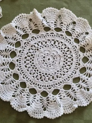 Set 4 Centrini Uncinetto Bianchi