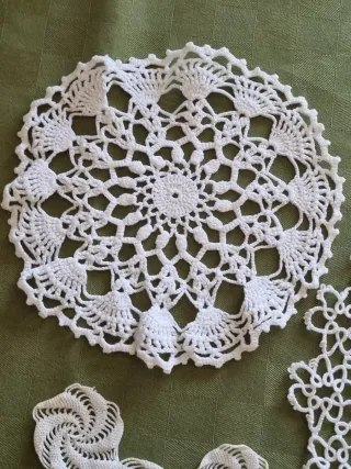 Set 4 Centrini Uncinetto Bianchi