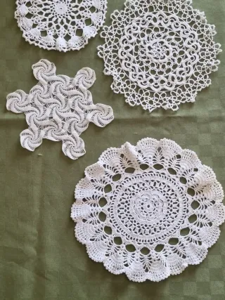 Set 4 Centrini Uncinetto Bianchi