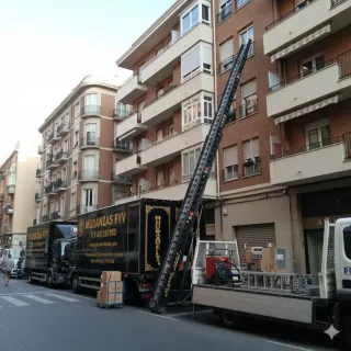 Mudanzas FYV Camión Elevador