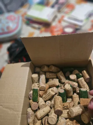 Caja de corchos de vino