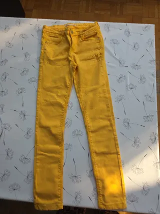 Pantalón vaquero amarillo chica talla 36. NO ENVI