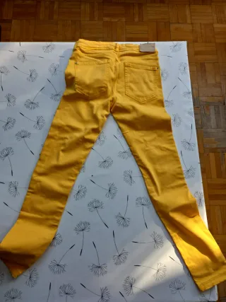 Pantalón vaquero amarillo chica talla 36. NO ENVI
