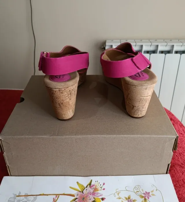 Sandalias cuña piel fucsia T41 y 42