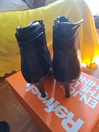 Botines de piel negros