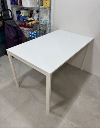 Mesa de comedor o cocina blanca moderna