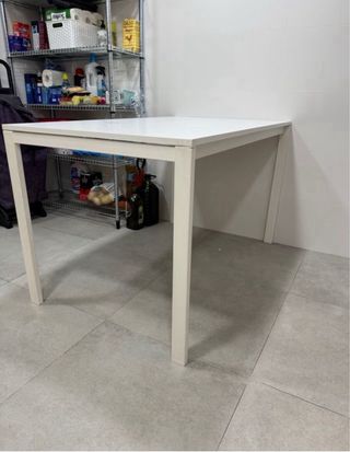 Mesa de comedor o cocina blanca moderna