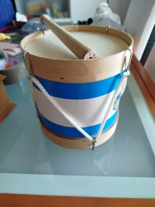 Tambor infantil con baqueta