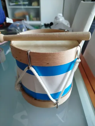 Tambor infantil con baqueta