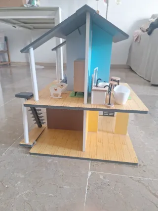 Casa de muñecas de madera
