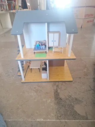 Casa de muñecas de madera